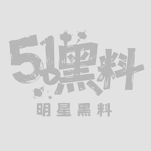 三岁小宝宝车内身穿黑色上衣跨坐男性并被接触1